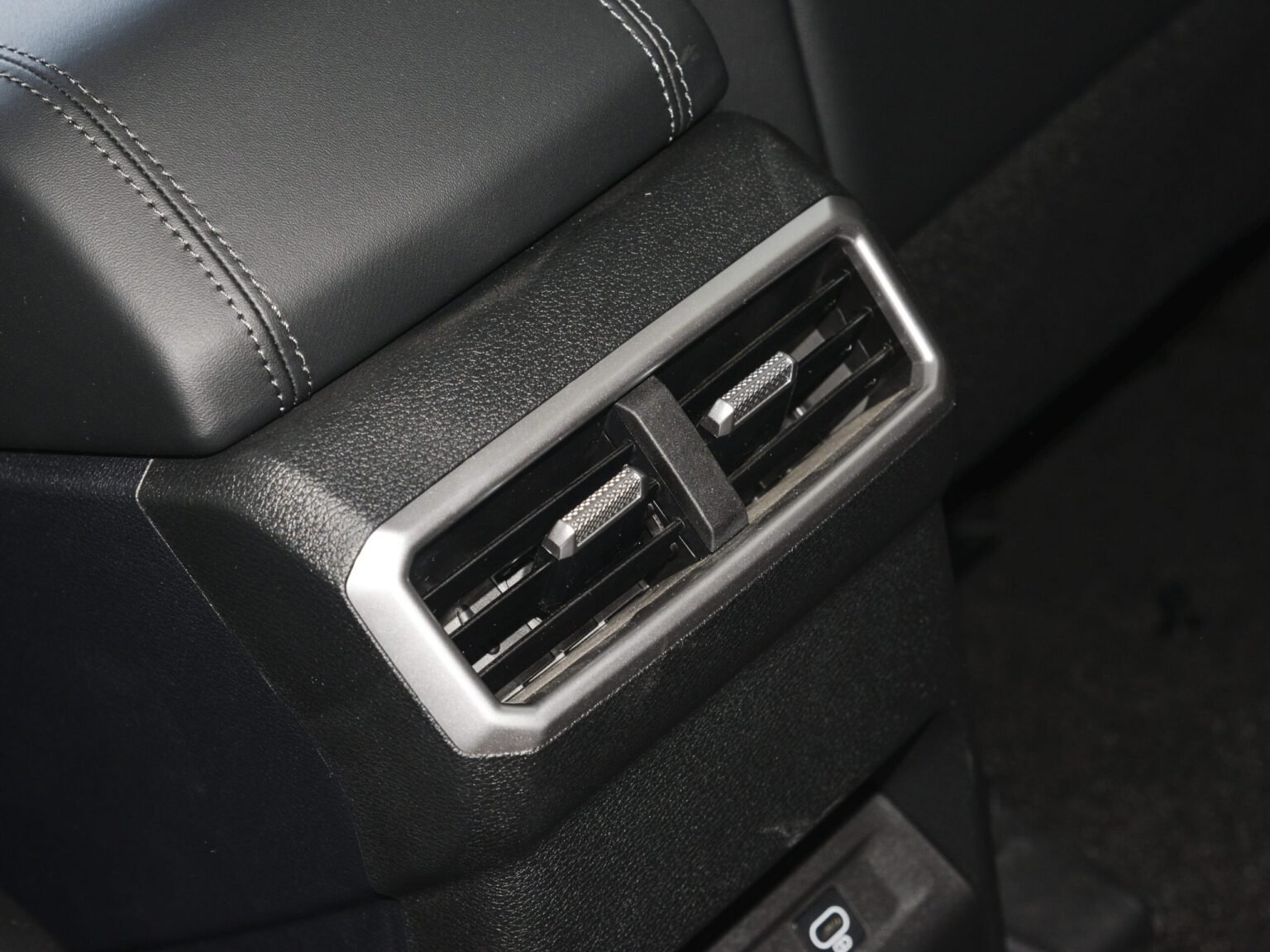 KIA Sportage HEV Luxury Edition — gallery photo 12 of 15