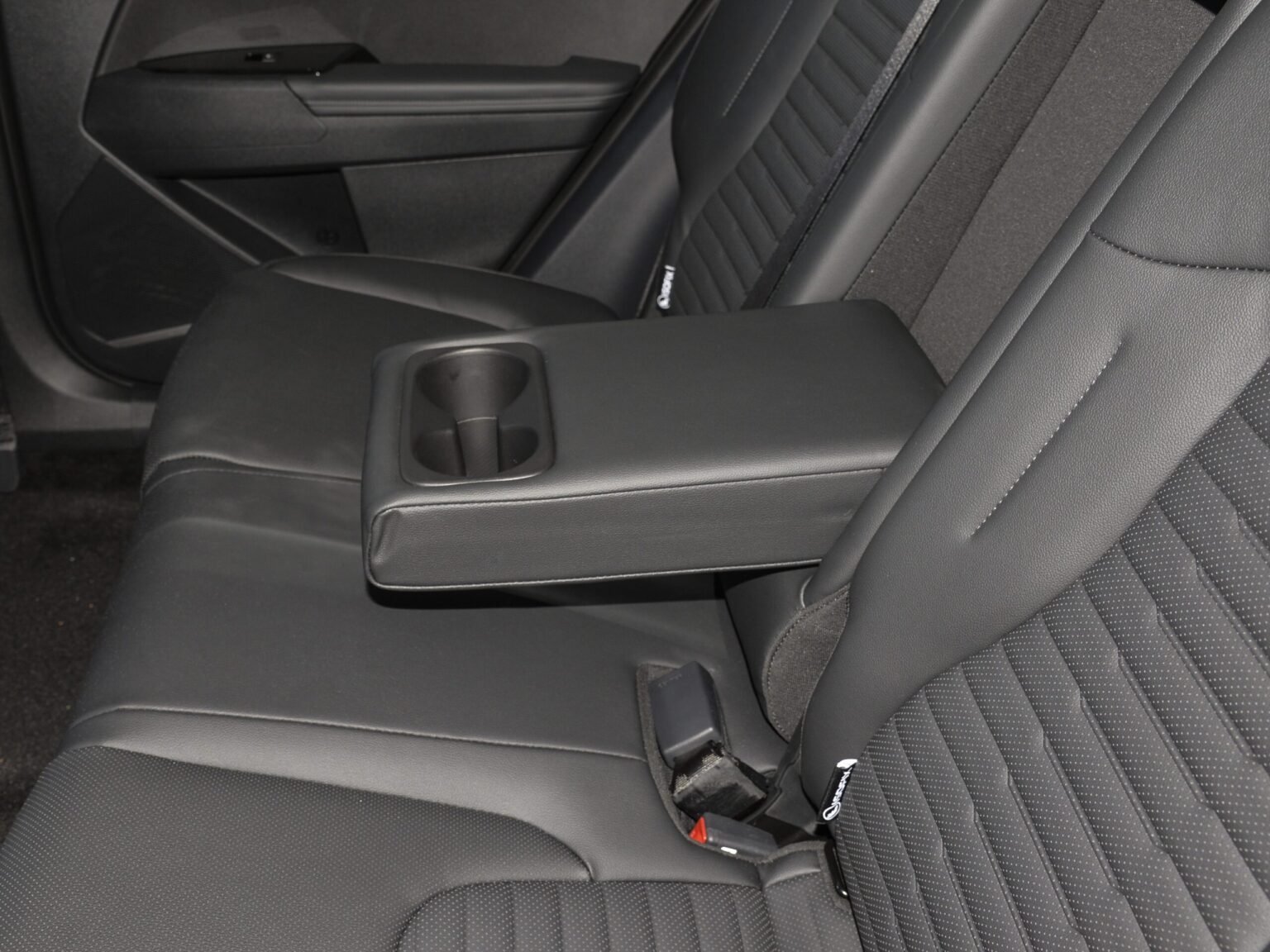 KIA Sportage HEV Luxury Edition — gallery photo 13 of 15
