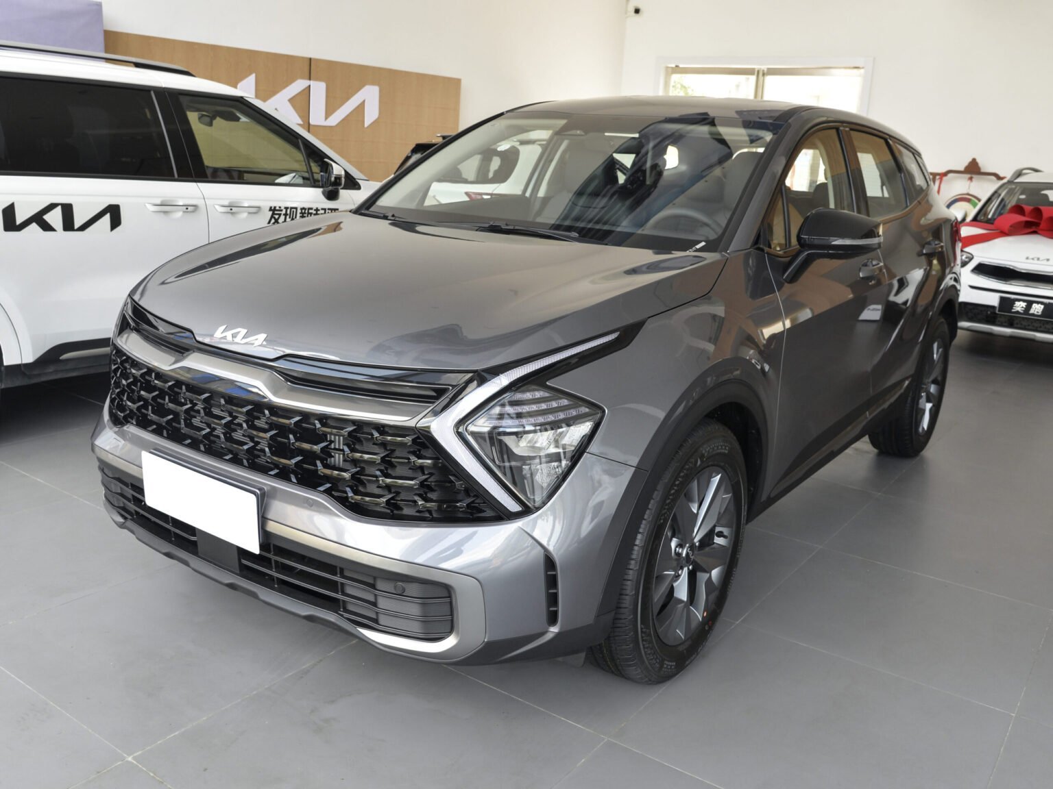 KIA Sportage HEV Luxury Edition — gallery photo 2 of 15
